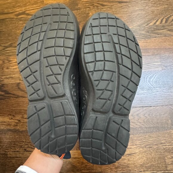 Oofos OOcoozie Sport Mule in Black - Picture 6 of 7